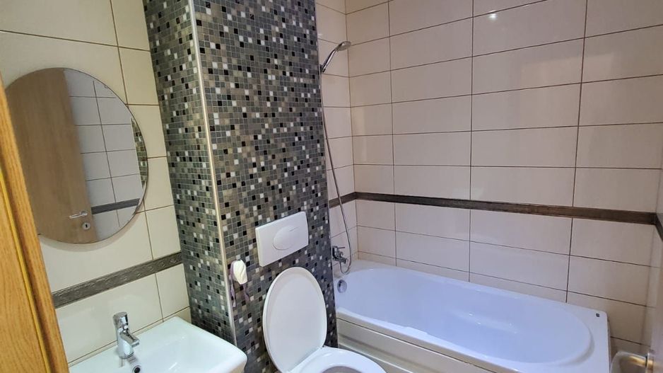 3 CAMERE IN COSMOPOLIS - Poză 3