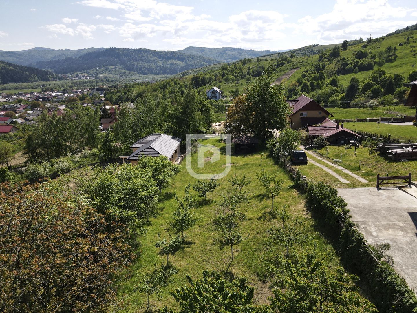 Casa bătrânească cu foișor și teren - Poză 1