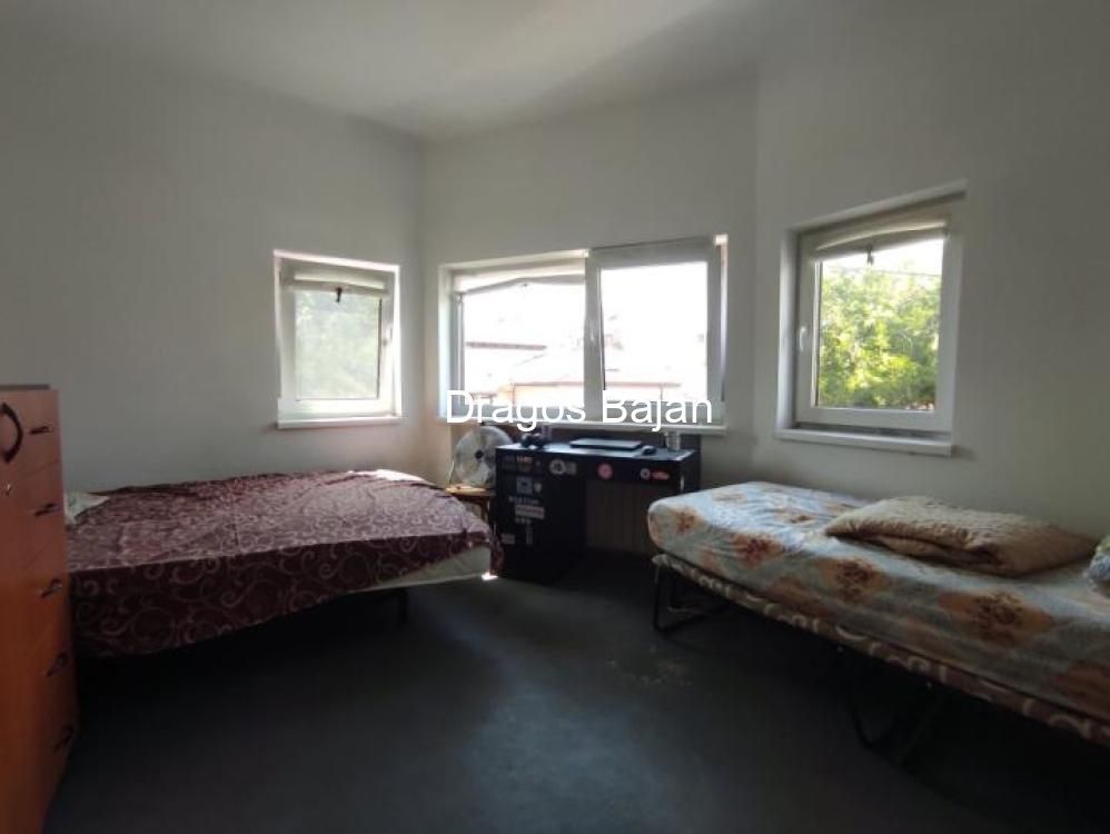 4 camere // bloc renovat // etajul 1 - Poză 1