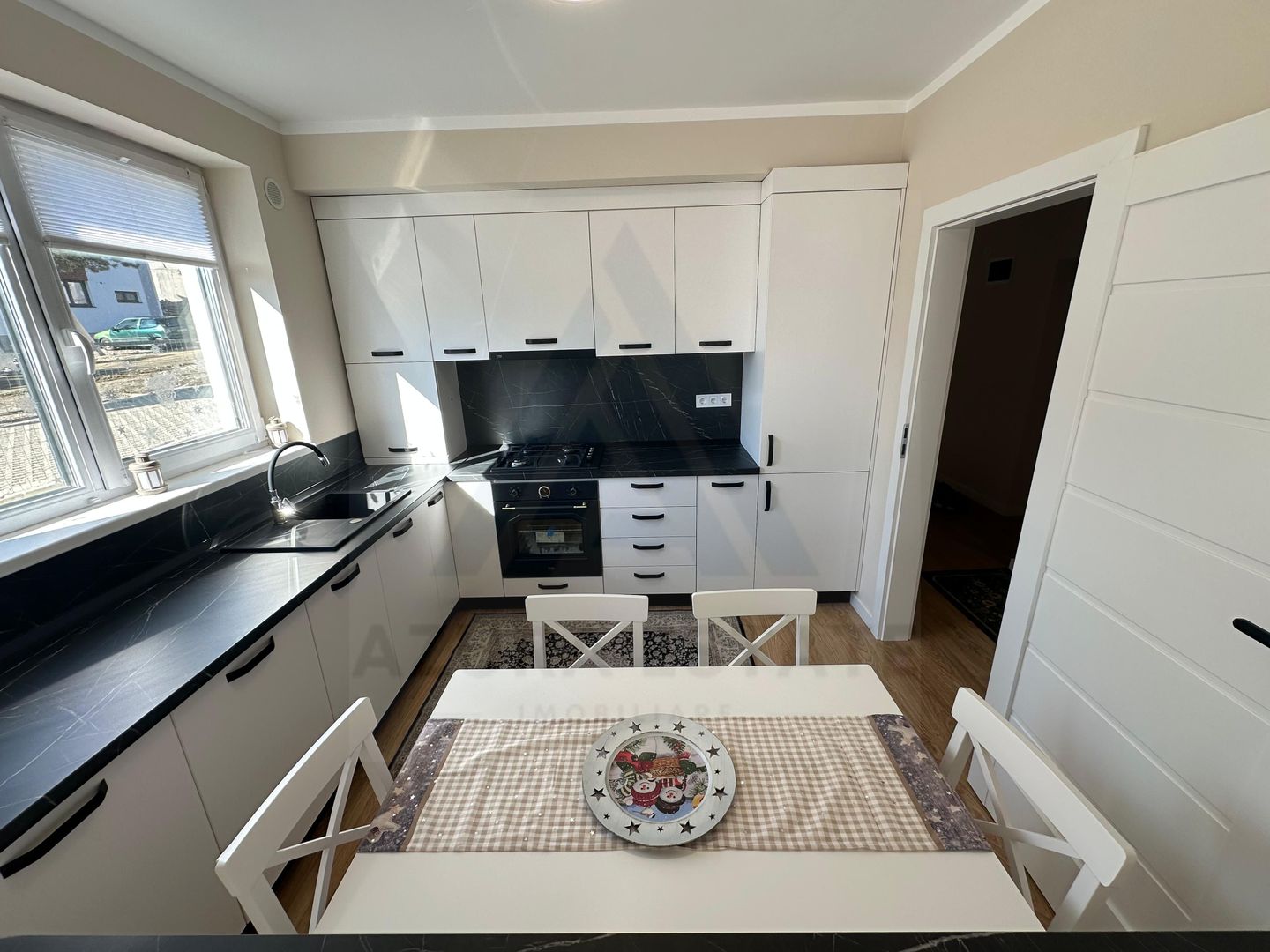 Apartament ultrafinisat 2 camere balcon 7.5 mp si parcare in Cristian - Poză 18