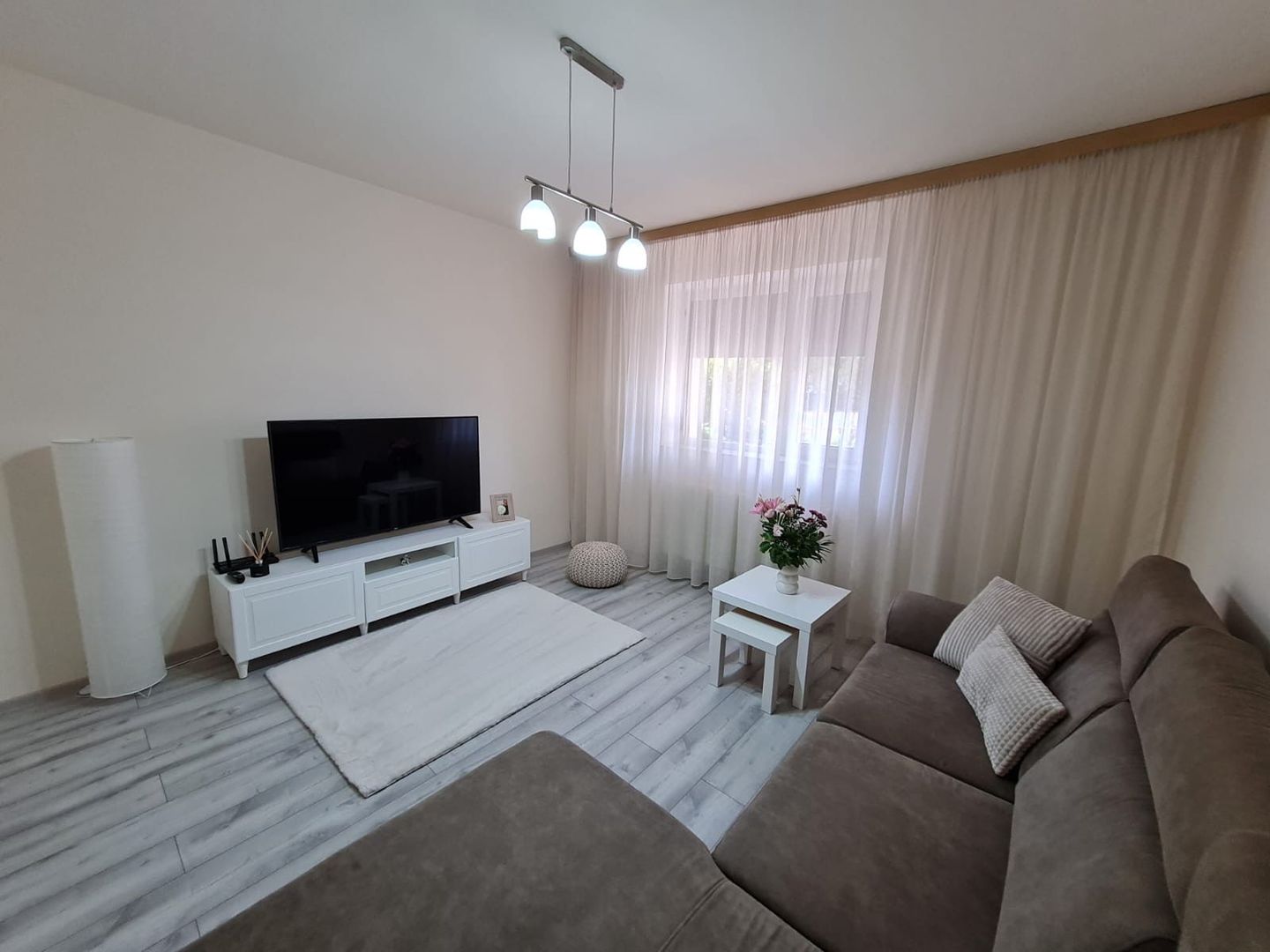 Casă cu teren generos pretabila pentru afacere - Poză 2