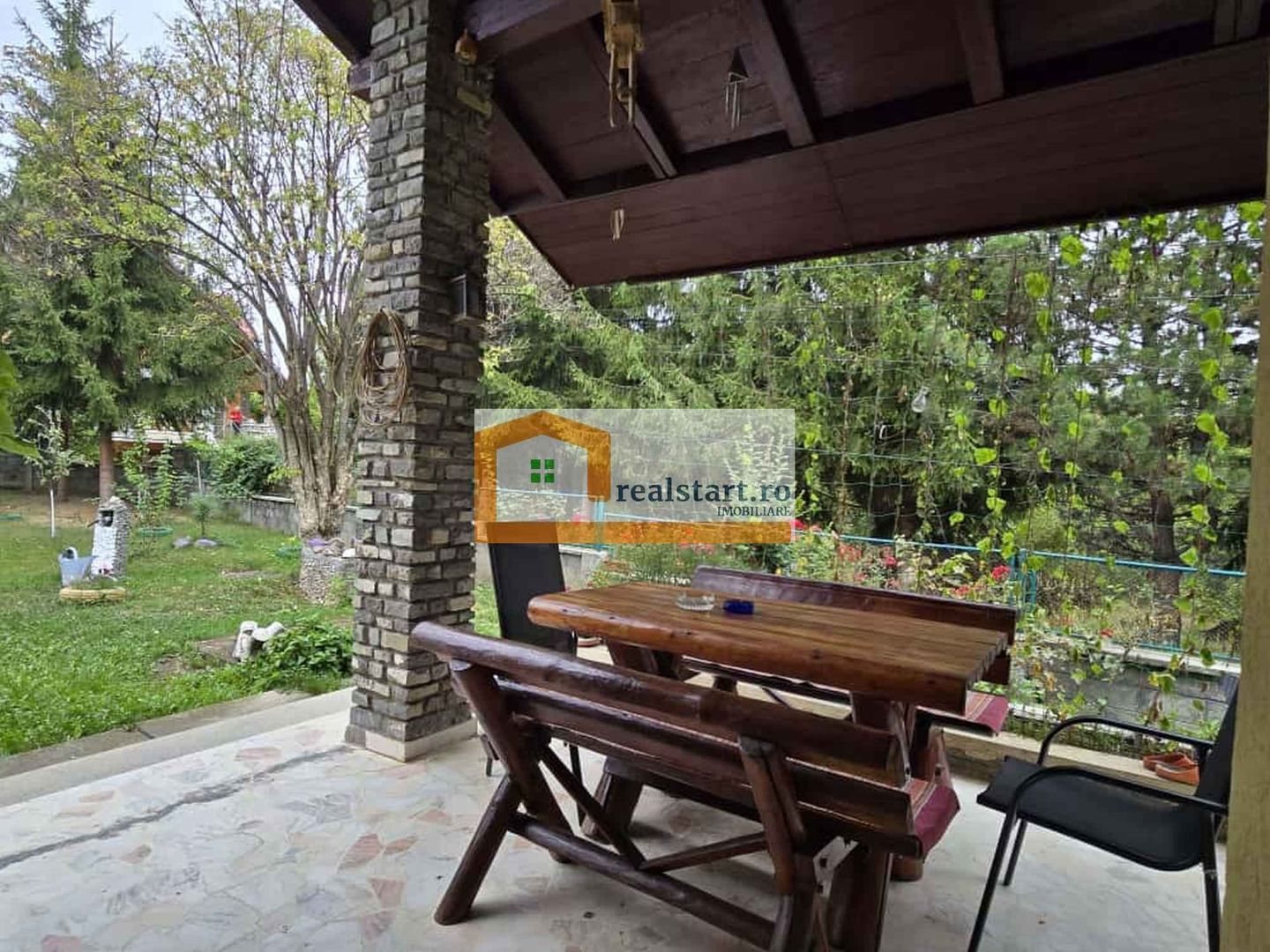 Vedere padure, panouri solare si fotovoltaice, pompa de caldura,  semineu - Poză 10