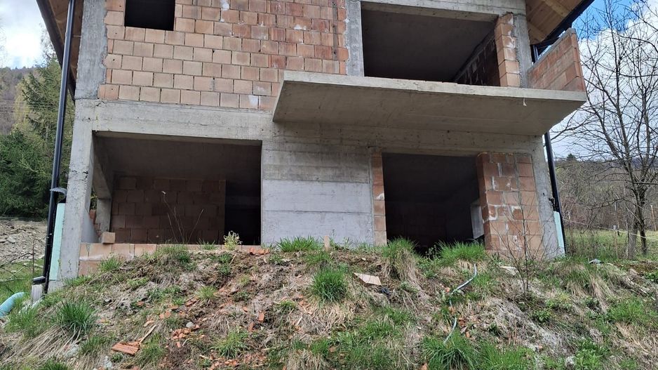 Casa la rosu– teren 706 mp – Gura Raului – vedere panoramica - Poză 2