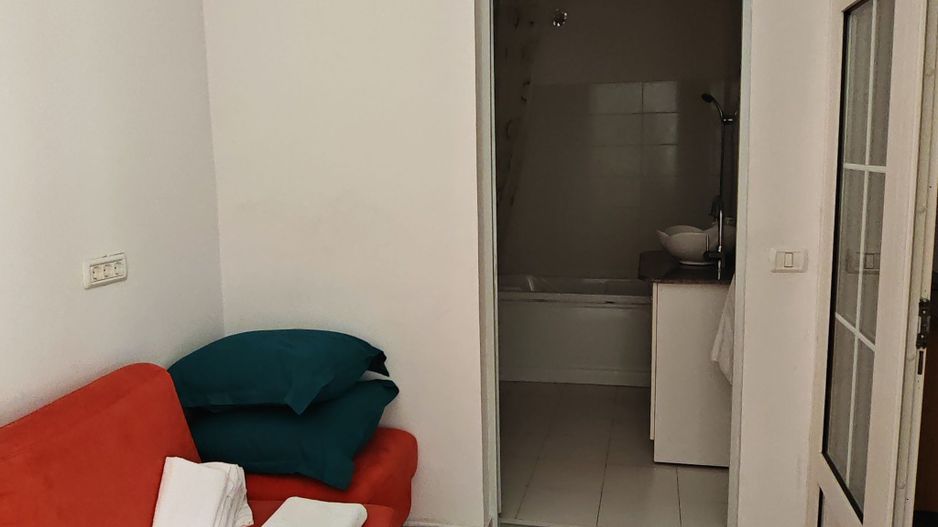 Vila cu 10 camere,pretabil compartimentare in 2 unitati separat,ASTRA. - Poză 9