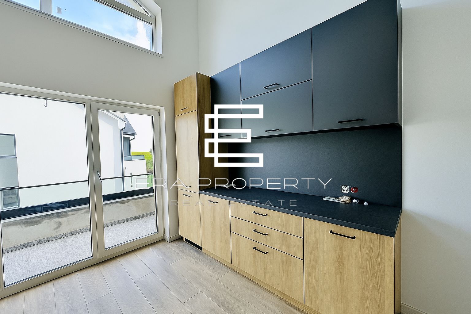 Apartament tip penthouse  partial mobilat , Intabulat,zona Cristian - Poză 1