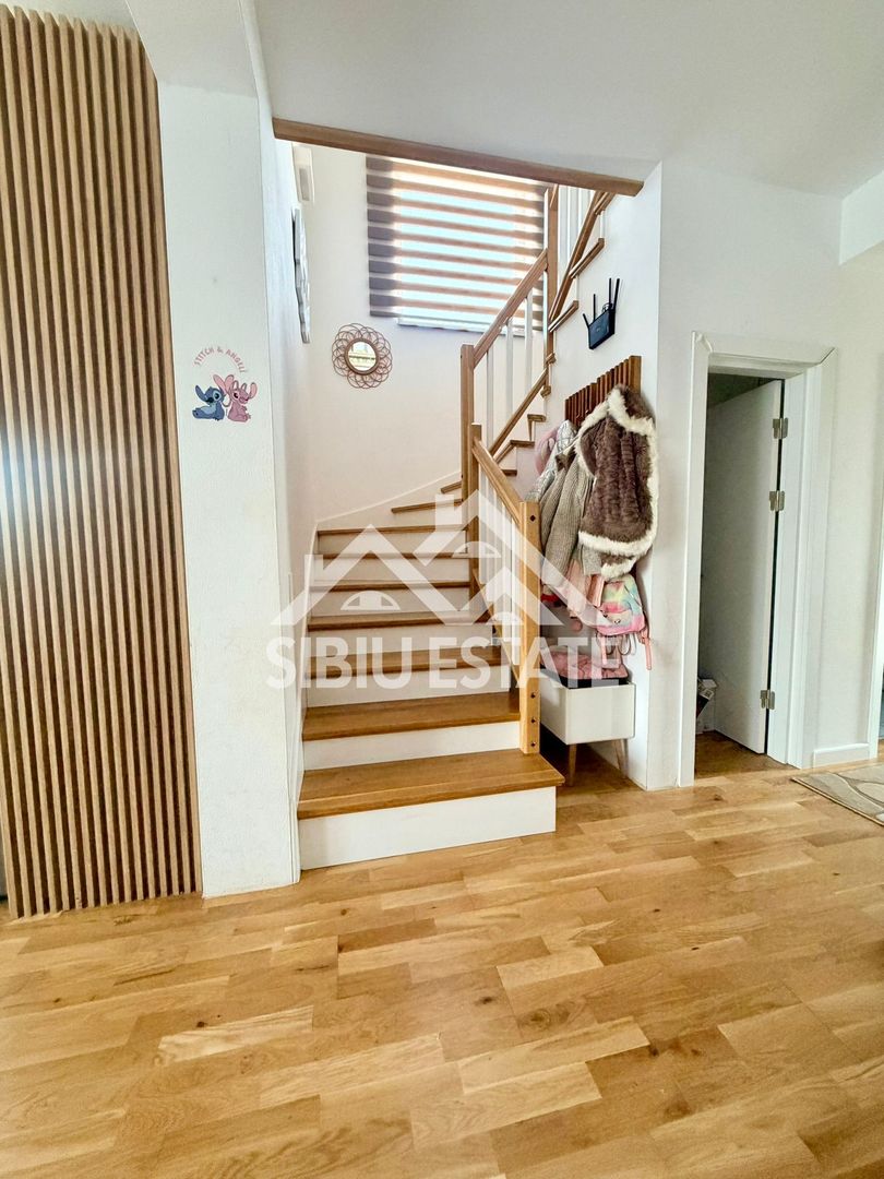 Duplex elegant cu 5 camere, 2 bai, curte in Cristian - Poză 13