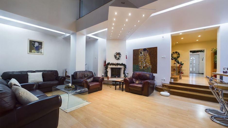 Casă situată Central în Dumbrăvița - Poză 1