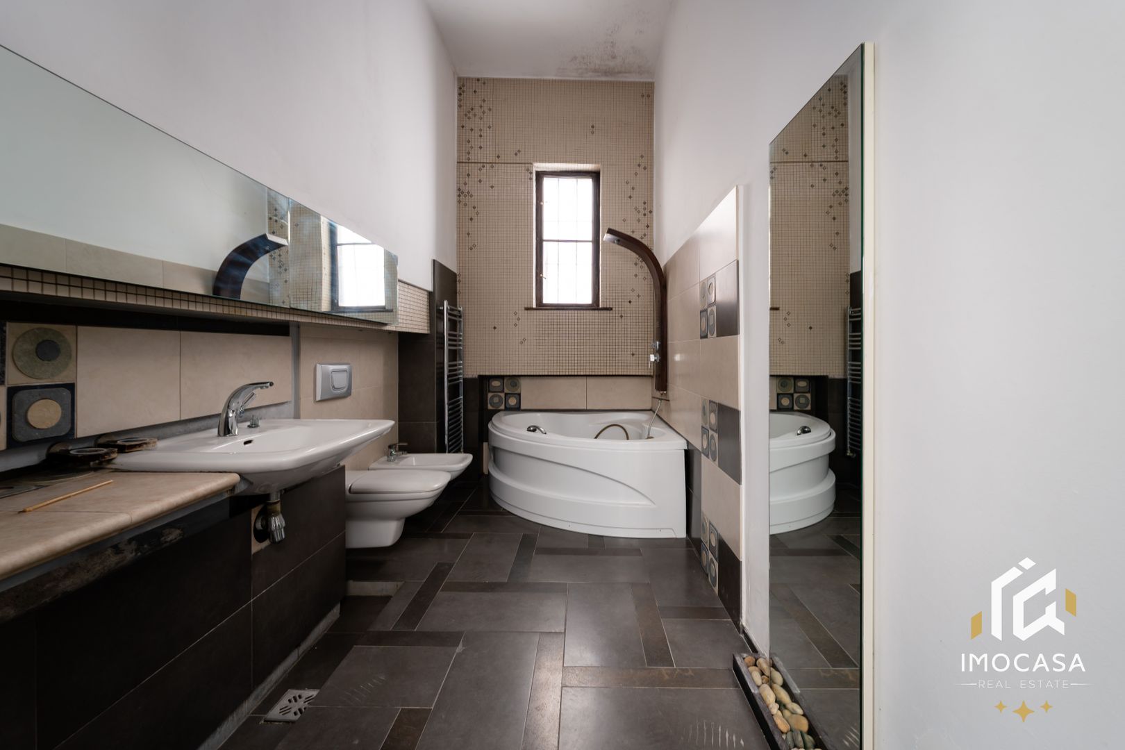 De vanzare Cladire bloc Istoric Central Arad D+P+E+M curte proprie - Poză 8