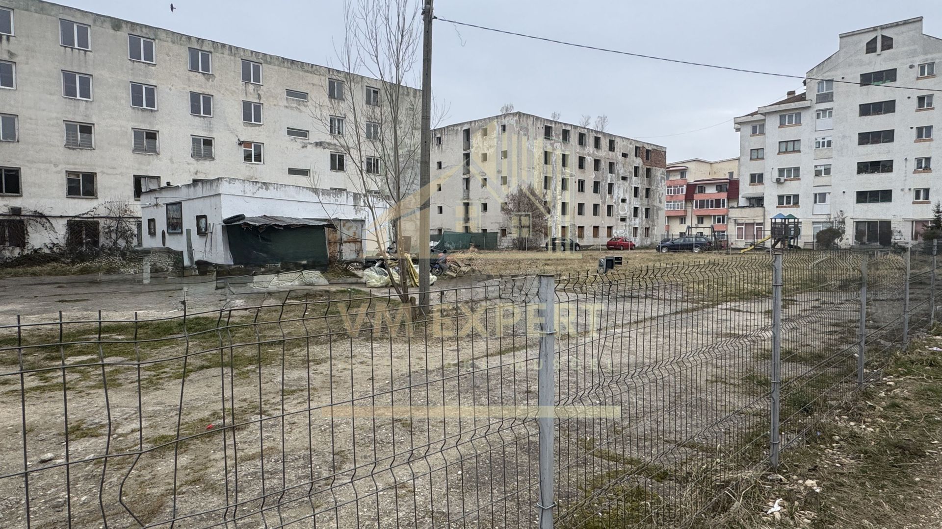 BLOC DE GARSONIERE P+4 SUPRAFAȚĂ UTILĂ 2135MP TEREN 2967 MP CĂMPULUNG - Poză 4