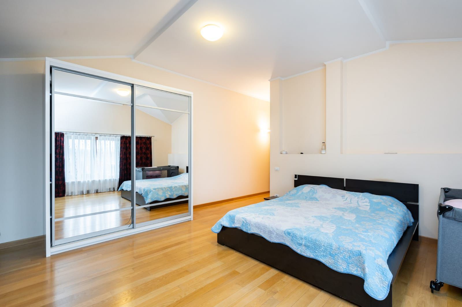 Vilă premium 11 camere | Dămăroaia | saună | fitness | teren 1.000mp - Poză 12