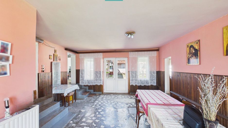 Casă solidă cu 5 camere in localitatea Almaș, Arad - Poză 2