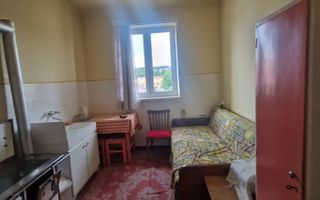 Vând apartament cu o camera in zona semicentrala a orasului - Poză 2