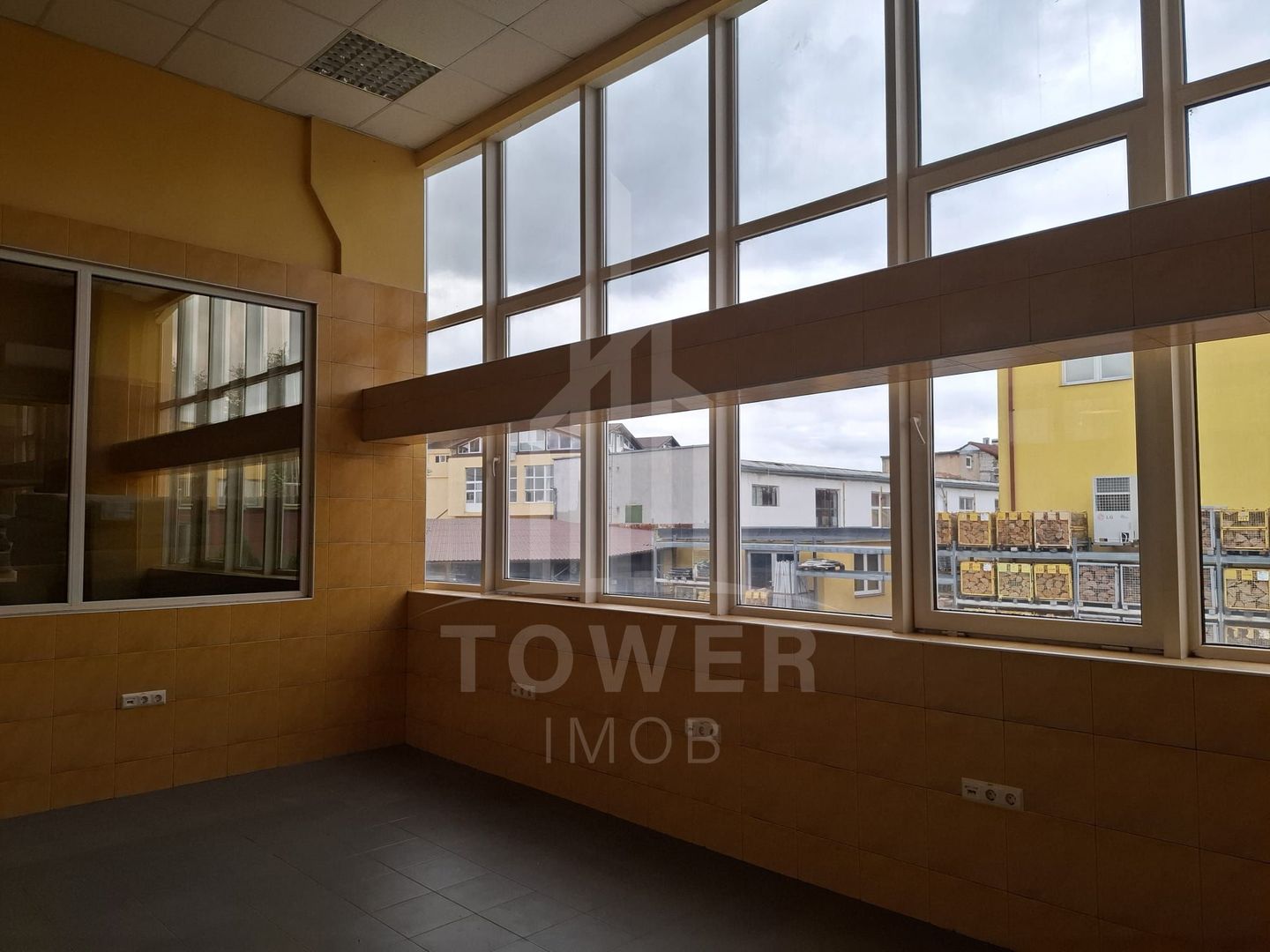 Hală + spații de birouri + apartament - Poză 6