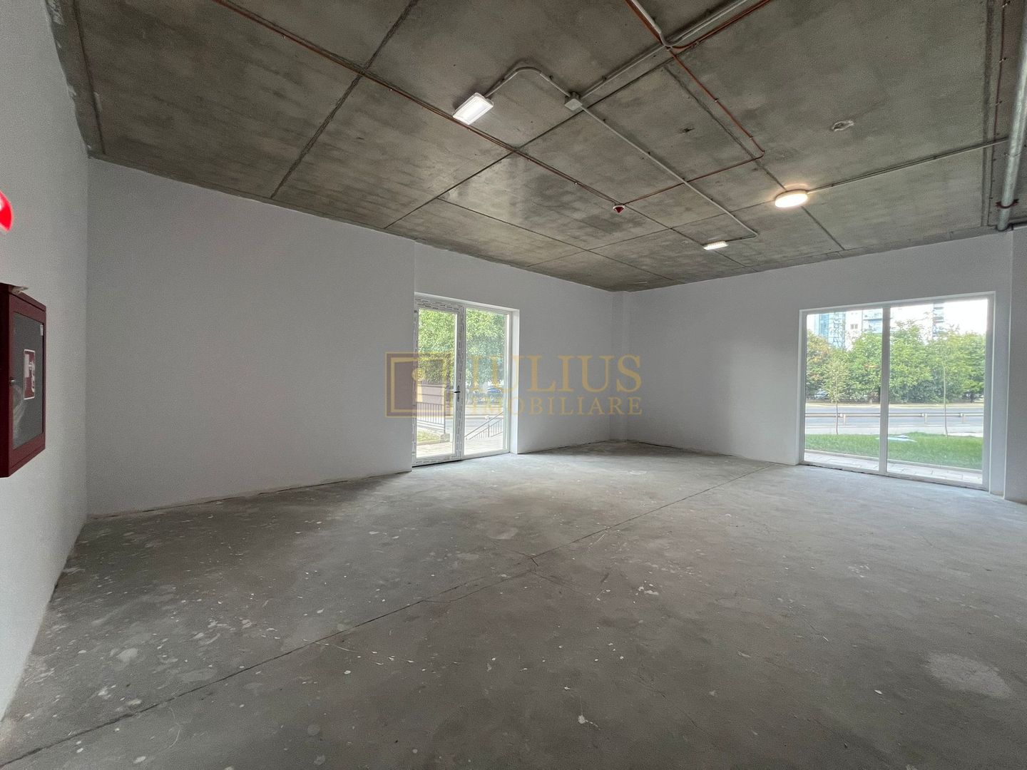 Spatiu 90mp utili; bloc nou, vad comercial ! Zona de nord - la bulevard. - Poză 1