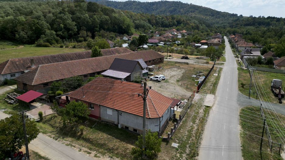 Casă tip duplex cu teren generos în Dezna - Poză 16