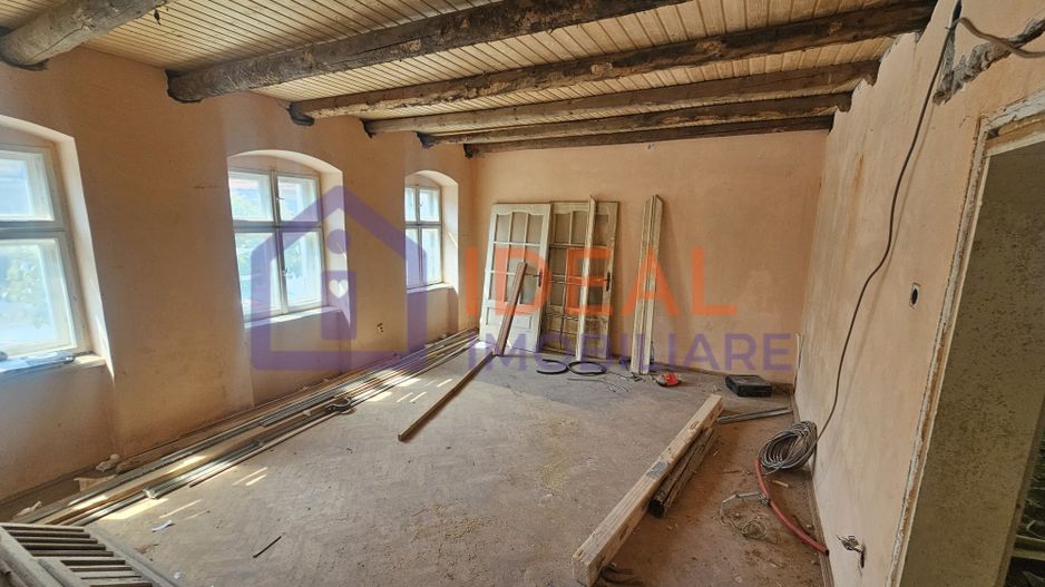 Casă veche, solidă, cu 4 camere, pivniță boltită și 4 băi – zonă centrală - Poză 12