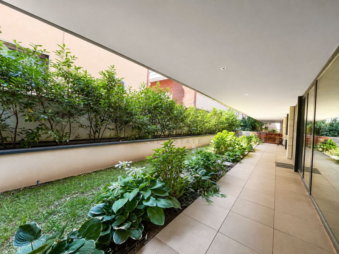 Apartament 4 camere cu curte generoasă - Poză 1