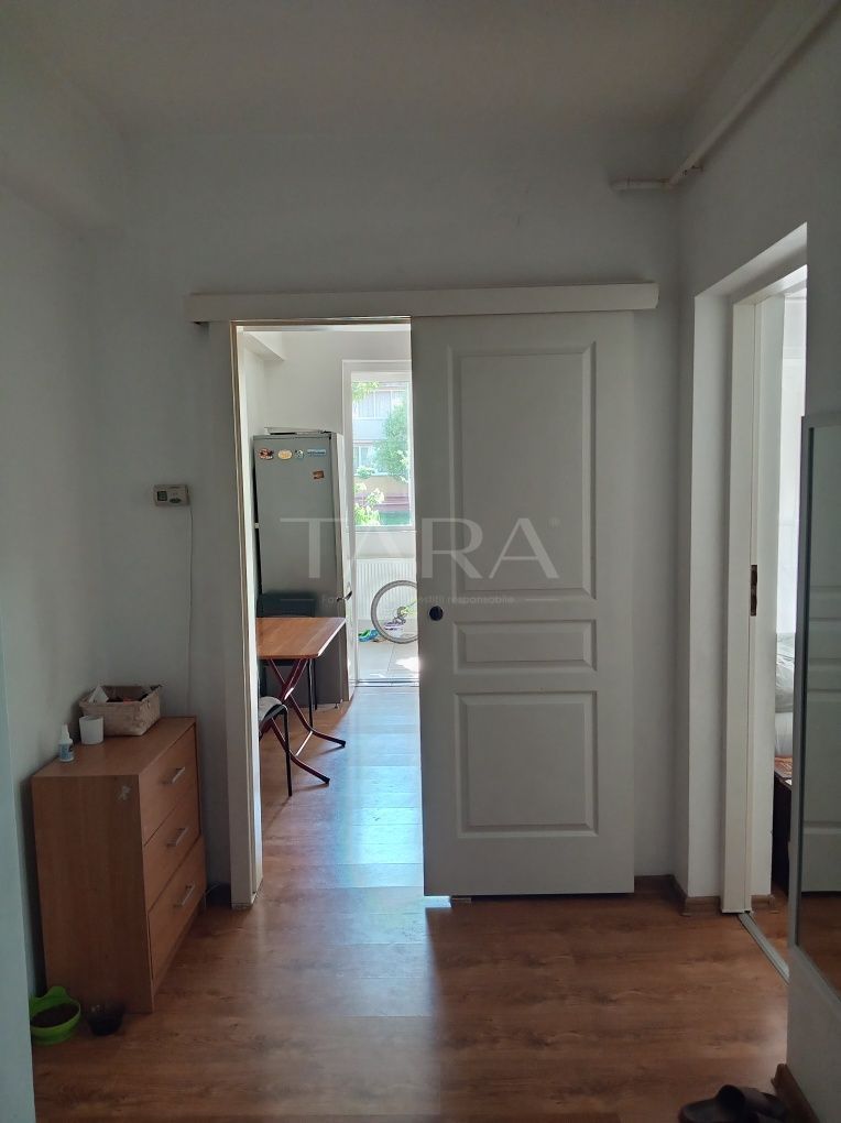 Apartament decomandat, 2 camere, balcon generos – Florești central. - Poză 3