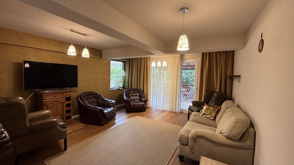 Apartament privat la casa la 5 minute de Piața Victoriei - Poză 2