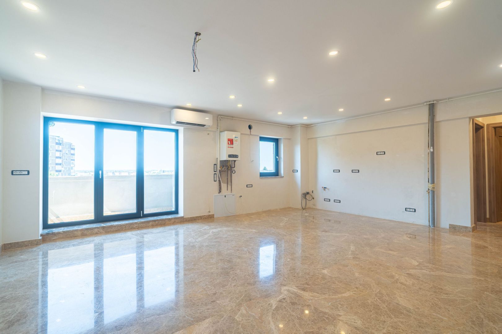 Apartament 2 camere complet renovat, lângă Kaufland și Lidl - Poză 3