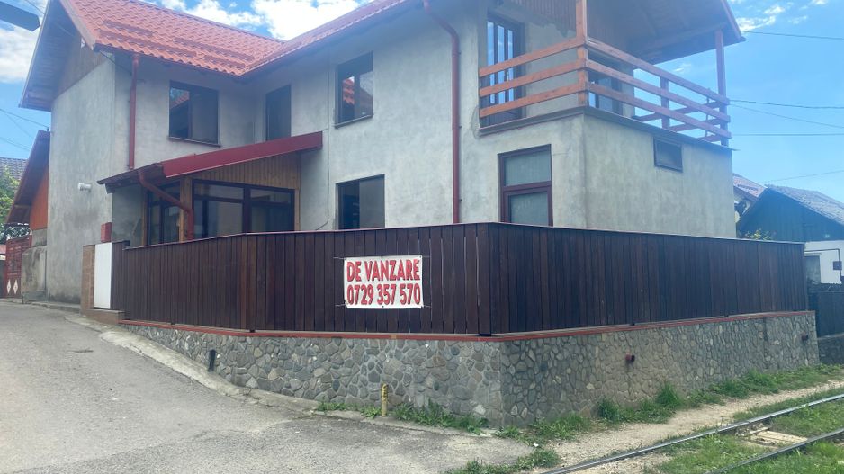 Vanzare casă la poalele Bucegilor!Potential pt. locuinta sau pensiune - Poză 2
