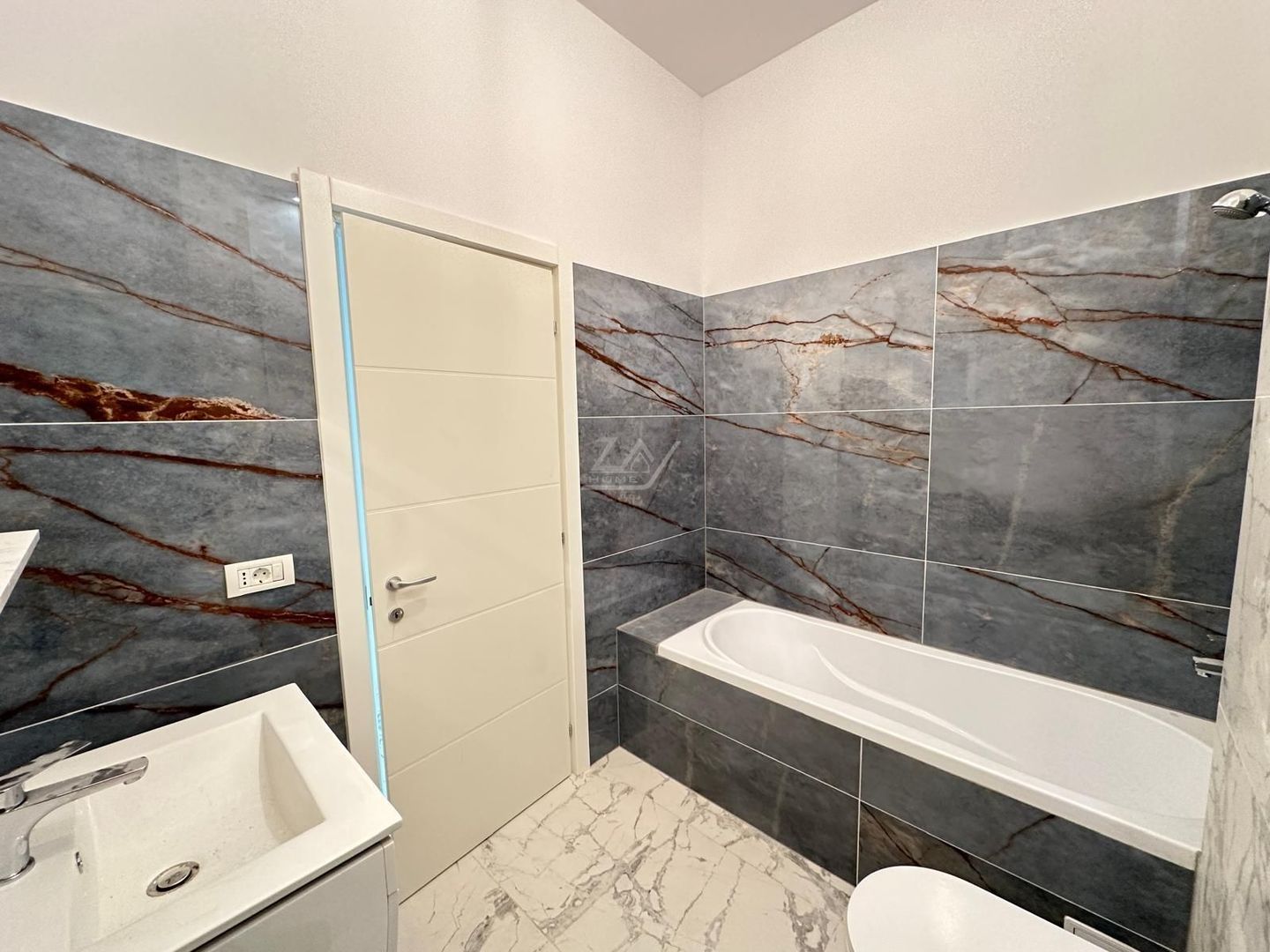 Etaj 1. Bucatarie inchisa. Drum asfaltat. Loc de parcare. - Poză 7