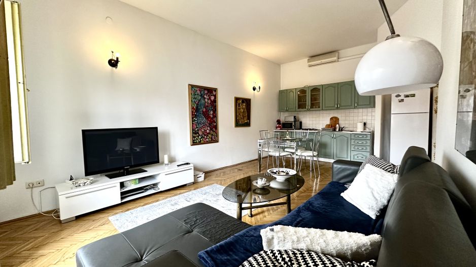 Apartament cu 2 camere,  clasic si boem, cu vedere in Piață Victoriei - Poză 3