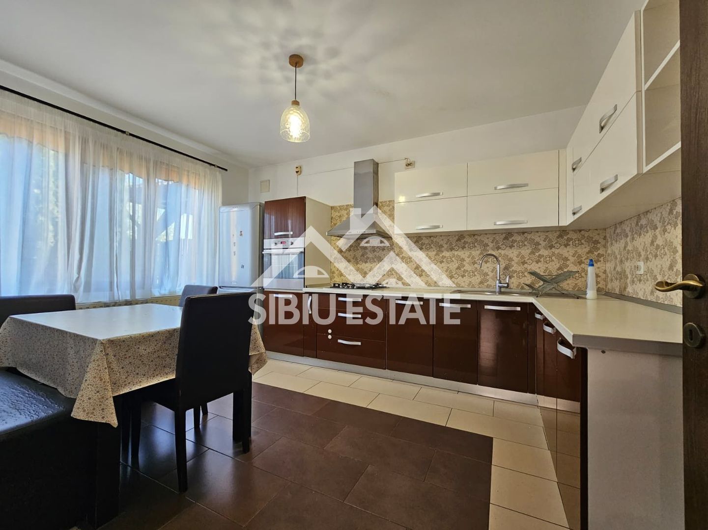 Casa de inchiriat 6 parcari - Poză 3