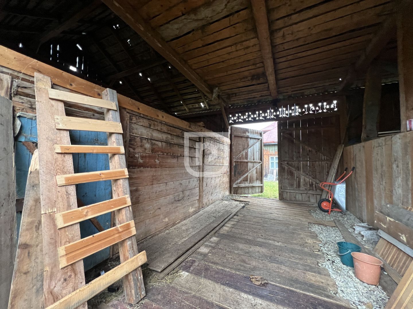 De vanzare casa, atelier fierarie, 4 anexe - 2507 mp in Manastirea Humorului - Poză 8