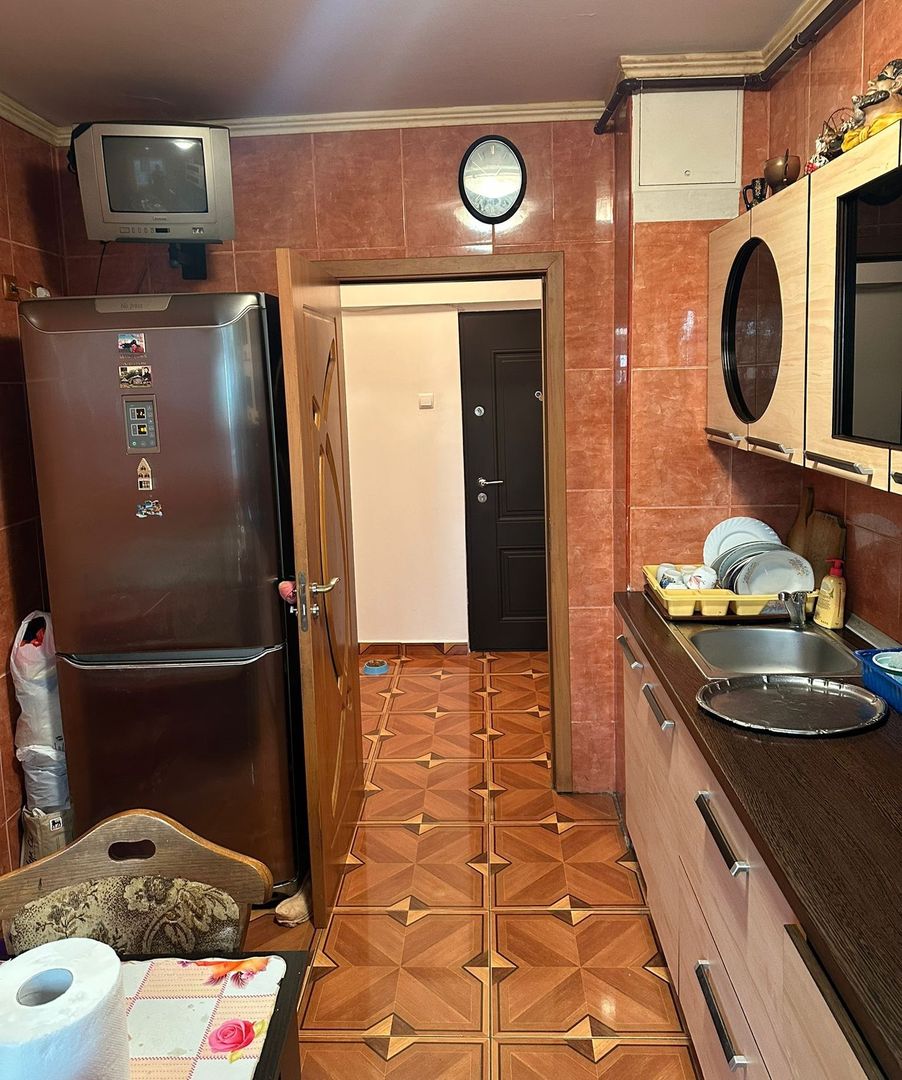 Apartament 3 camere, Decomandat. Bld. Al. Obregia, zona Vatra Dornei. - Poză 9