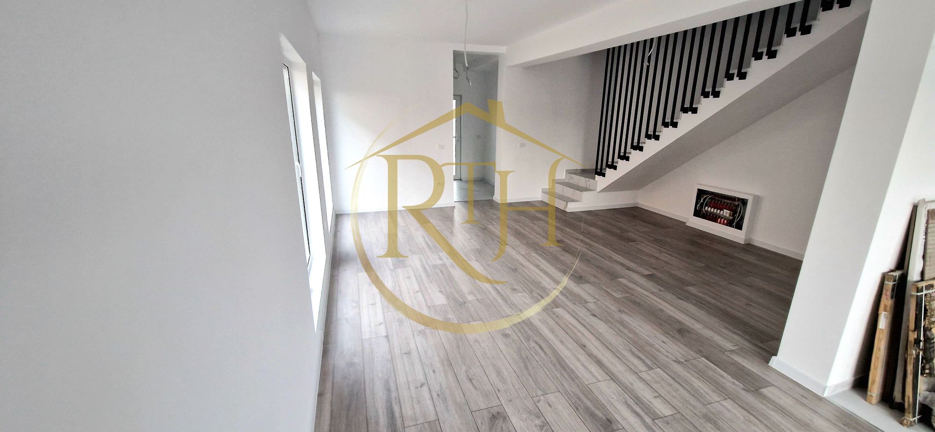 Duplex de vanzare cu 4 camere,2 bai,250 mp teren-Mosnita Veche zona Centrala. - Poză 3