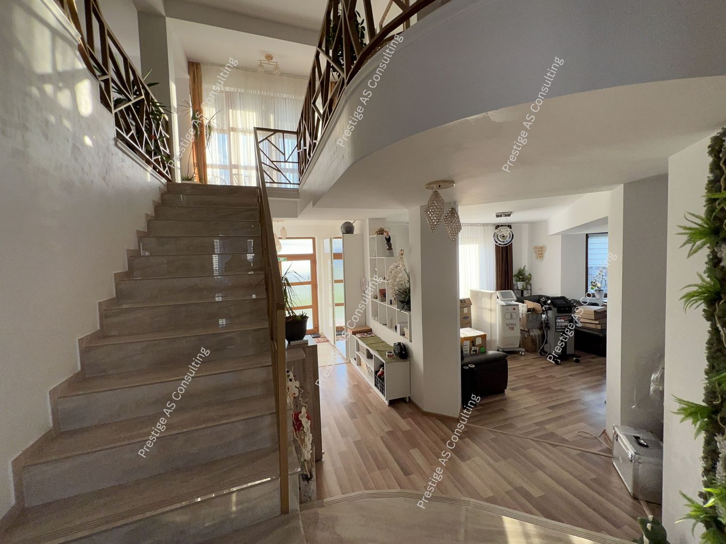 Vila 7 incaperi + 3 Anexe | 1800mp Teren | La Intrare in Dumbravita - Poză 1