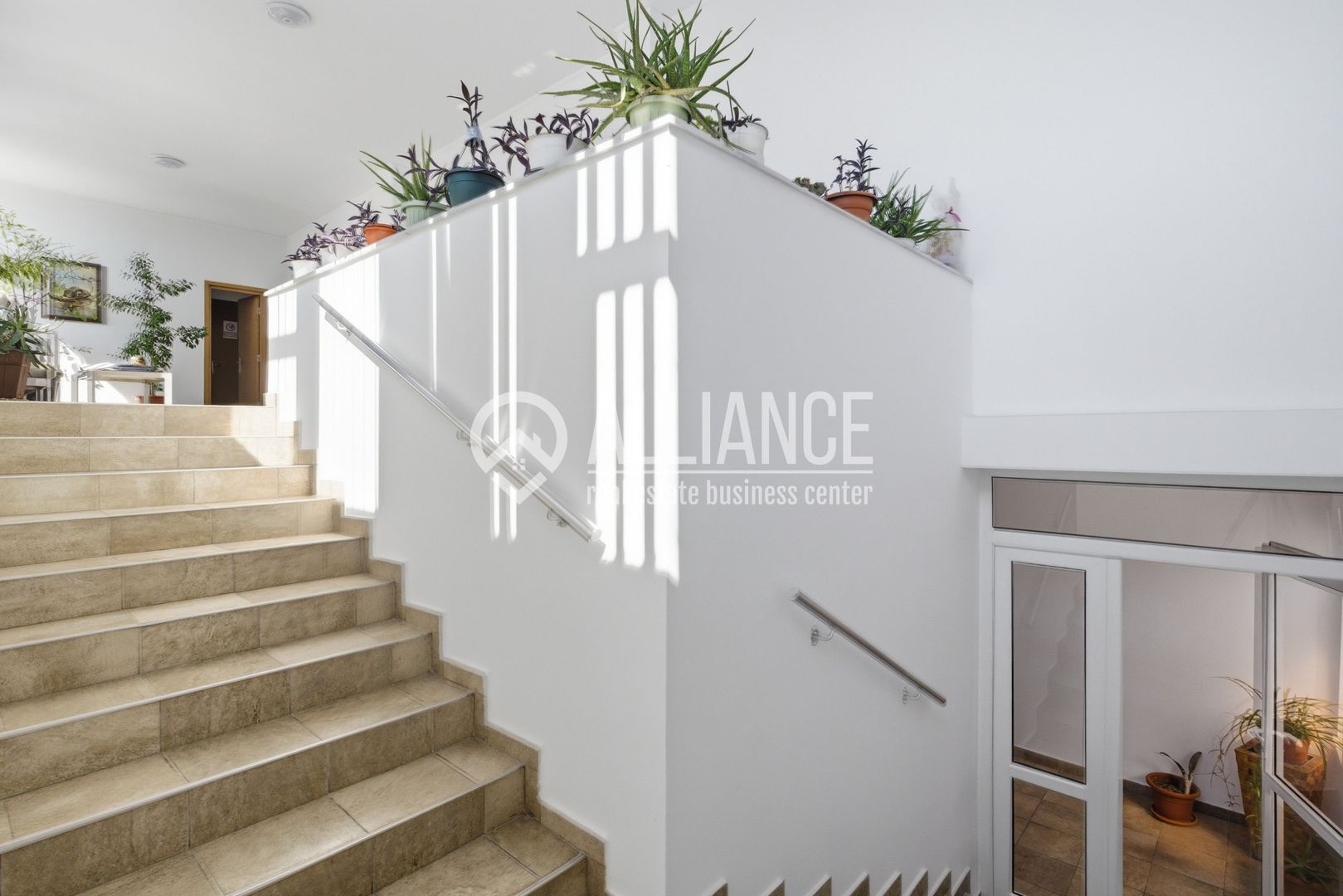 FALEZA NORD cladire multifunctionala 4600 mp cu acces din Bdul Mamaia! - Poză 8