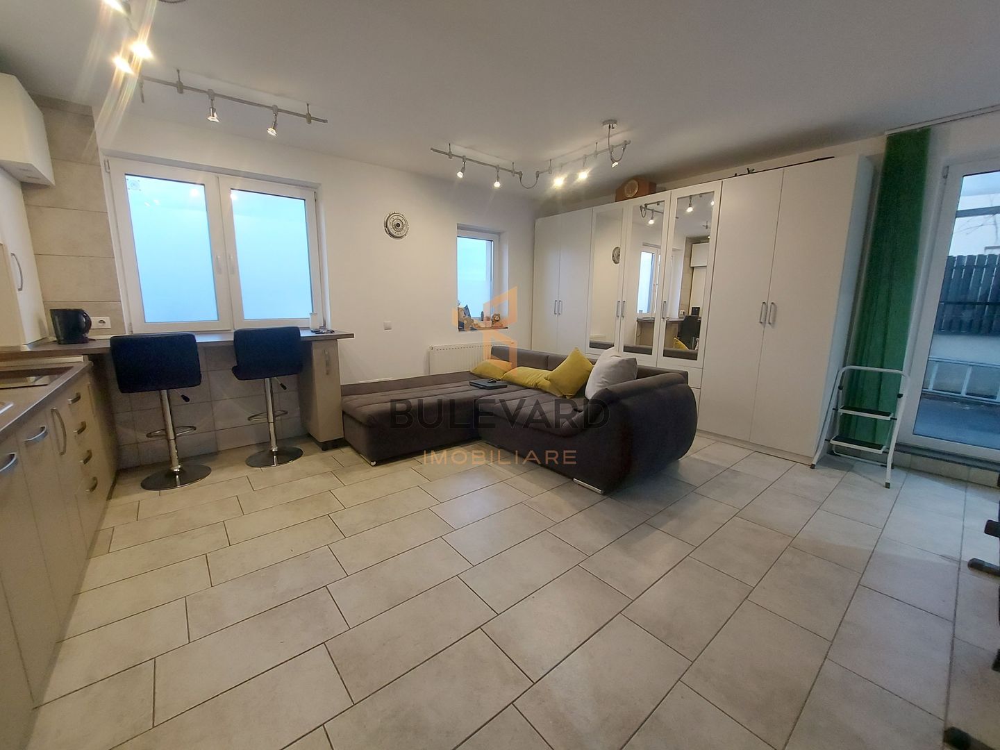 Apartament cu terasa de 16mp + 2 parcari subterane! - Poză 2