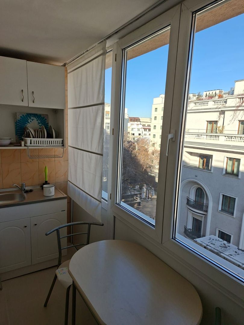 Garsoniera vis a vis de Athenee Palace nou renovata si mobilata - Poză 2