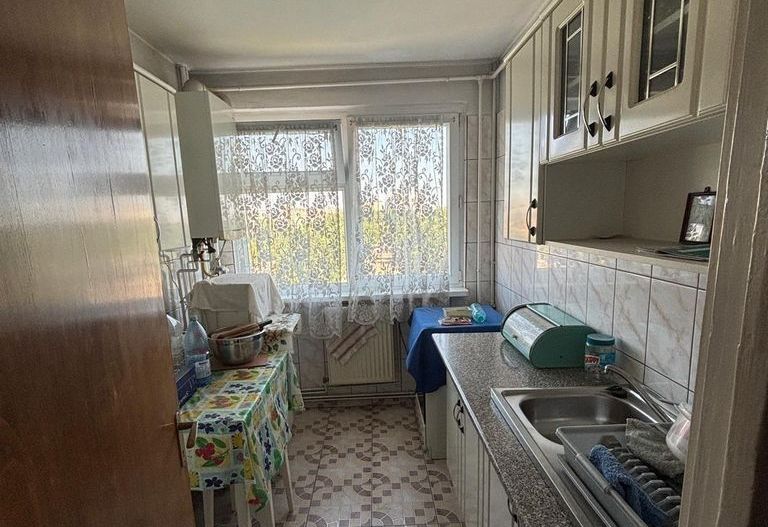 Apartament 3 camere. Centrala proprie. Bld. Brancoveanu. Zona Covasna. - Poză 2