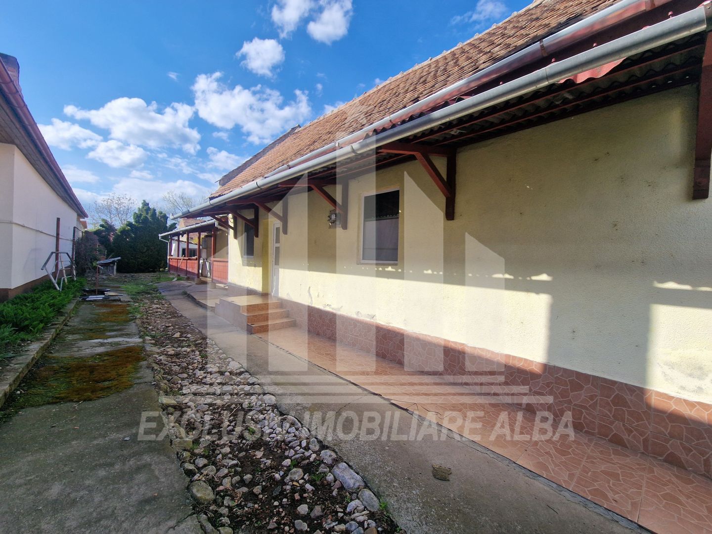 Casa de vanzare | 100 mp | 1048 mp teren | Ciugud - Poză 2