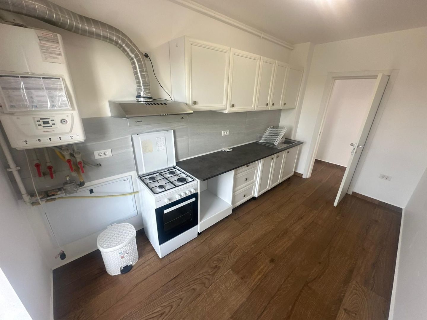 AP. 3 CAMERE- BUCATARIE INCHISA, BLOC NOU, CENTRALA PROPRIE, PARCARE - Poză 1