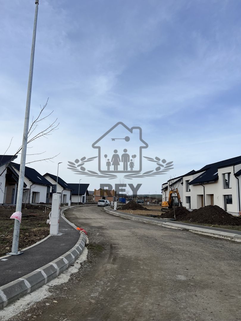 Teren cu PUZ, utilități și autorizație de construire/casă unifamilială - Poză 1