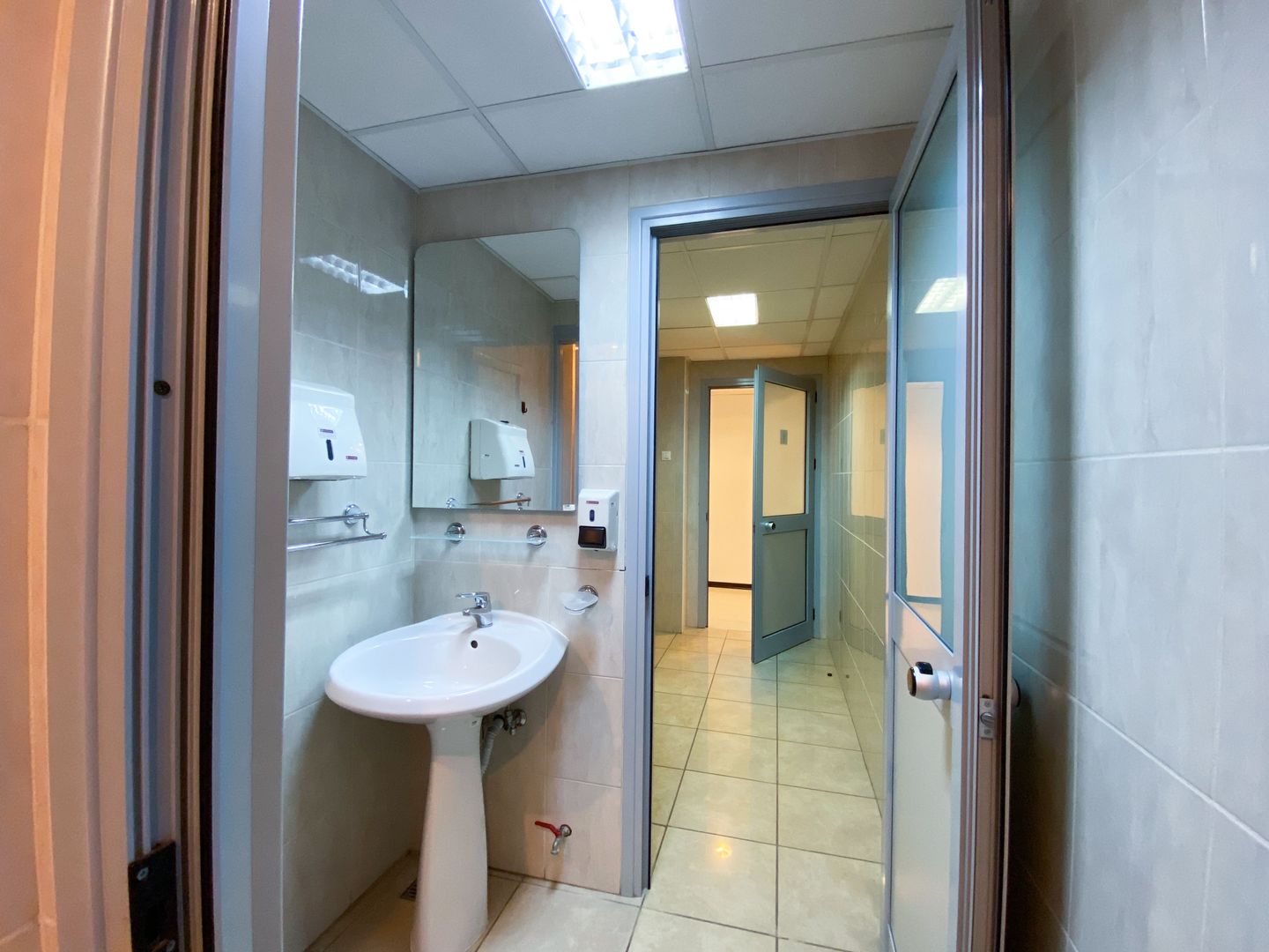 Cladire cu functiuni mixte - Poză 16