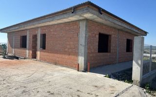 Casă la roșu cu beci de 30 mp și curte betonată, Târgu Frumos - Poză 4