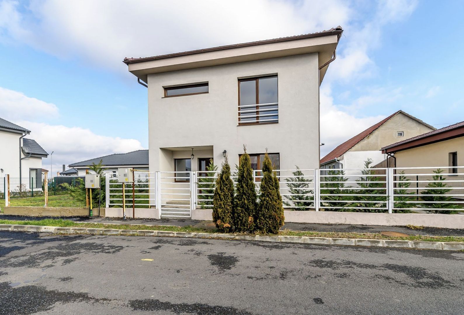 Casă de vânzare modernă și spațioasă – Comision 0%! - Poză 2