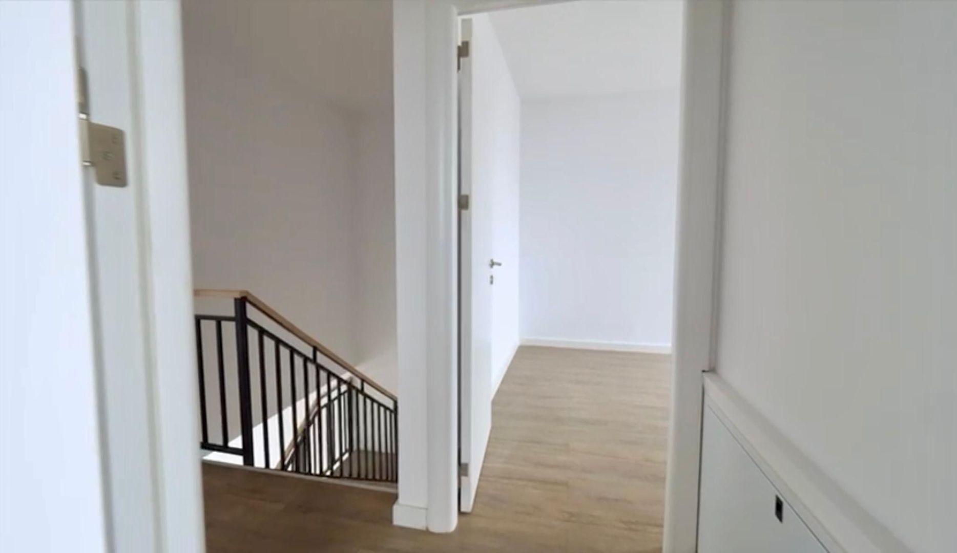 Vila noua 4 camere - zona de Nord - Poză 4