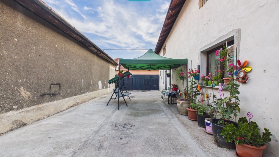 Casă P+E cu două apartamente, zona Drăgășani - Poză 16