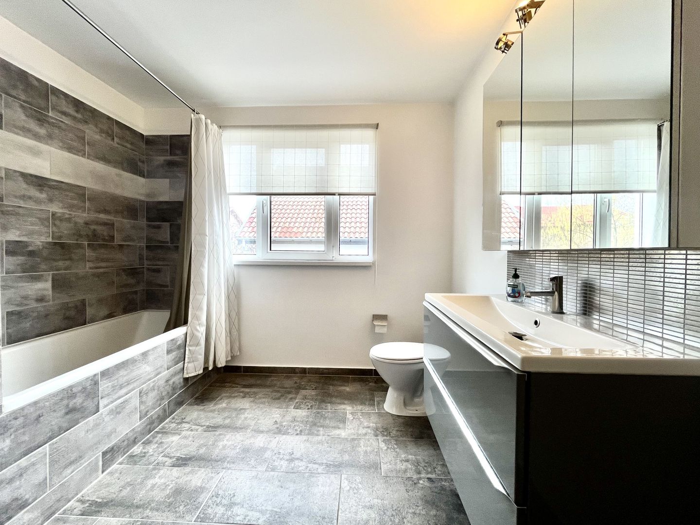 Casă luminoasă cu curte și garaj, perfectă pentru familie | Braytim - Poză 24