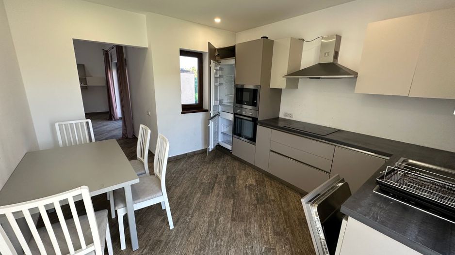 CASA SPATIOASA  CU GARAJ SI TEREN DE 600 MP - Poză 4