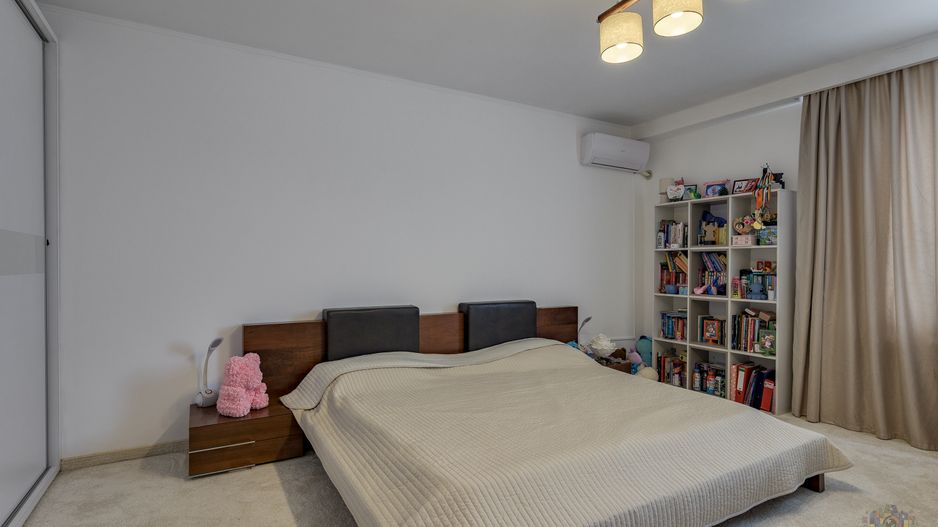 Vilă renovată P+1+M  | Foișor vitrat, grădină și jacuzzi - Poză 16