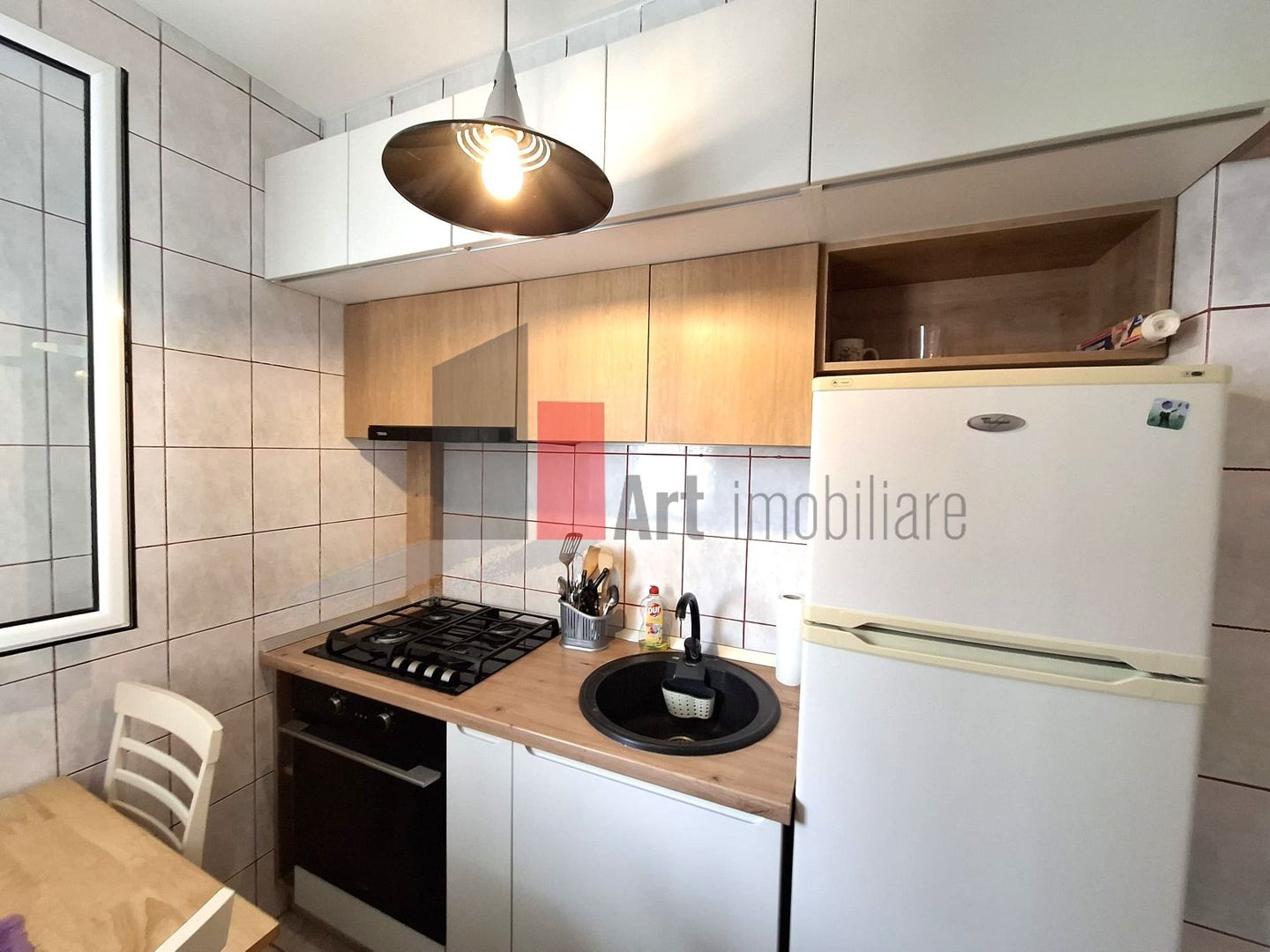 Gars. 31 mp, et 9/10, bloc reabilitat, instalații refăcute, mobilată și utilată - Poză 10