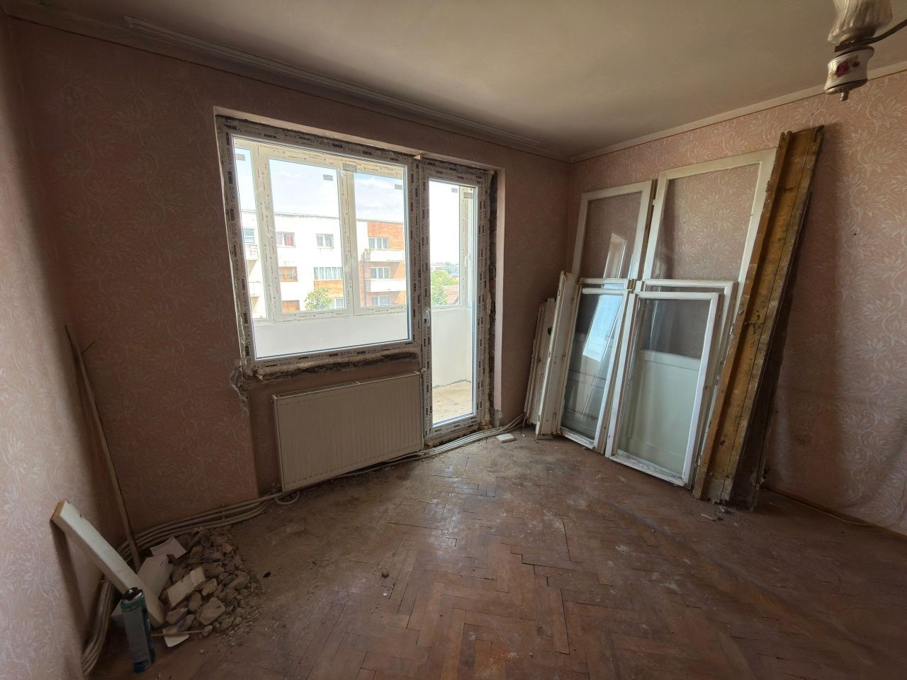 BRASADAS vinde ap 2 cam in Carpați 1 la etajul 3/4. - Poză 3
