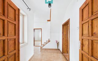 Casă modernă P+1, cu magazin, lângă orașul Sebiș - Poză 1